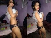 Sexy Desi Girl Showing her Nude Body