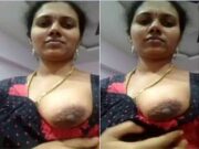 Sexy Desi Tamil Wife Showing Boobs
