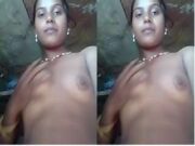 Village Bhabhi Showing her Boobs and Fingering Part 1