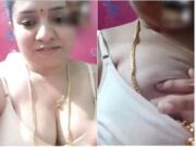 Today Exclusive- Hot Look Desi Aunty Showing Her Boob To Lover On Video Call