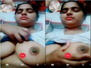 Sexy Desi Girl Showing her Boobs on Video Call