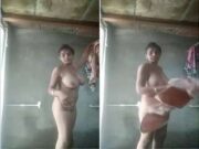 Big Boobs Desi Girl Bathing Part 1