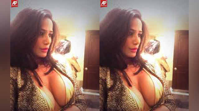poonam pandey showing live boobs & pussy Part3
