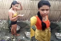 Today Exclusive- Desi village Girl OutDoor Bathing