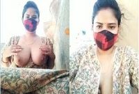 Today Exclusive- Sexy Desi Bhabhi Shows Her Boobs and Ass on Live Show