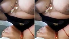 Today Exclusive – Desi Bhabhi Shows her Boobs and Pussy