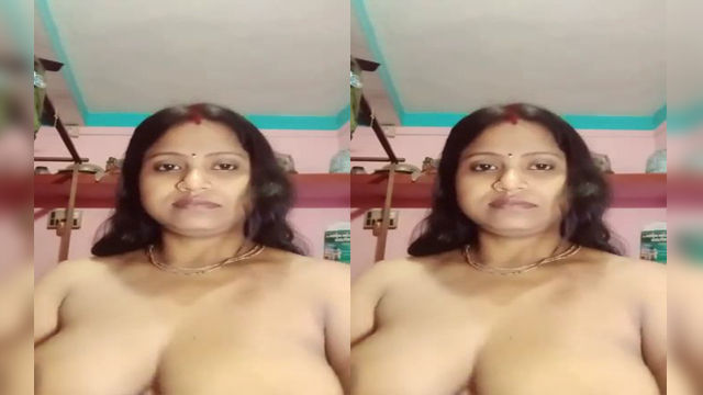 Sexy Bengali Boudi Showing Her Big Boobs and Pussy