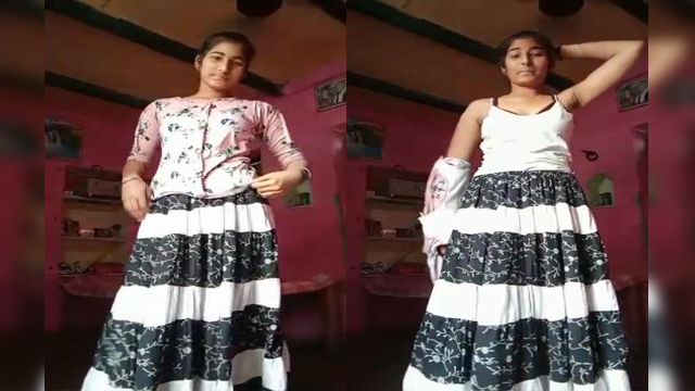 Cute Desi Girl Showing Boobs and Pussy