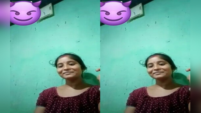 Desi Village Bhabhi Shows her Boobs Part3