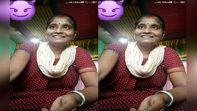 Desi Village Bhabhi Shows her Boobs Part1