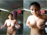 Today Exclusive – Desi Bhabhi Shows her Boobs and Pussy