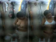 Today Exclusive – Sexy Desi Bhabhi Bathing