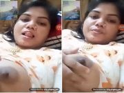 Today Exclusive – Desi Bhabhi Shows Her Boobs to Lover On Video Call