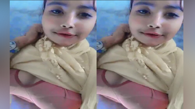 Bangladeshi Sexy Girl Showing Boobs