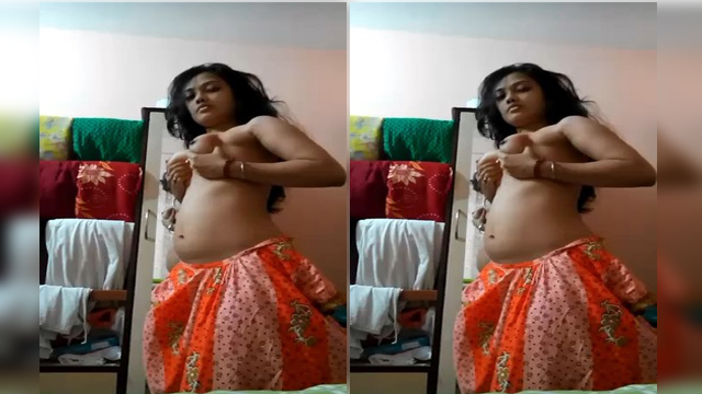 Sexy Desi Girl Shows Her Nude Body