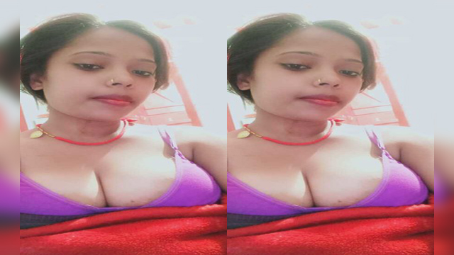 Sexy Desi Bhabi Shows Her Wet Pussy and Boobs on Video Call