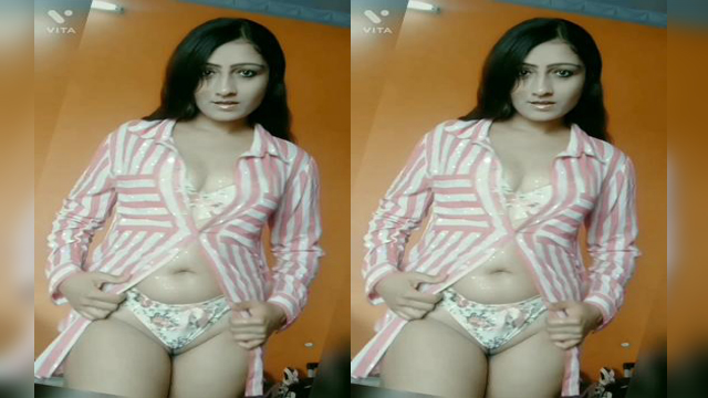 Sexy Desi Girl Showing Pussy