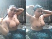 Today Exclusive –Desi Village Girl Record her Bathing Video