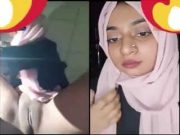 Today Exclusive – Cute Hijabi Girl Shows Her Pussy On Video Call
