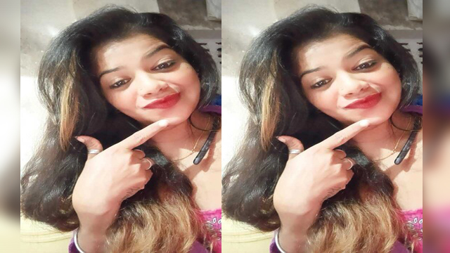 Sexy Desi Girl Shows Her Boobs Part1