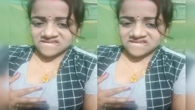 Bhabhi Horny Expression showing Pussy