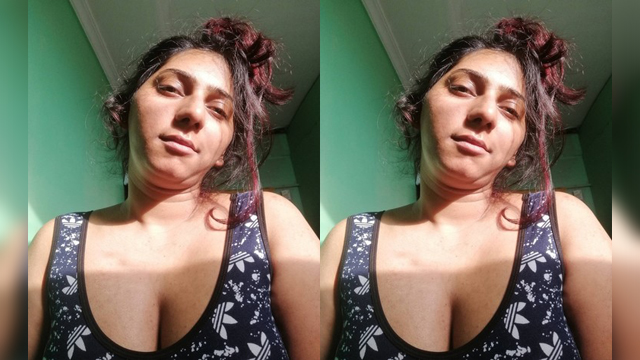 Horny Desi Girl Shows Boobs