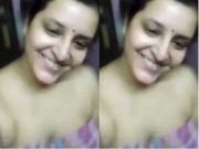 Today Exclusive –Desi Bhabhi Shows Boobs