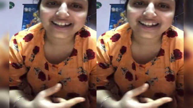 Sexy Desi Bhabhi Shows Her Boobs
