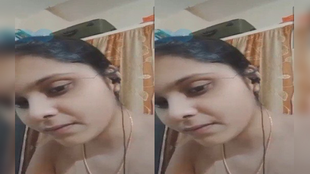Sexy Desi girl Shows her boobs
