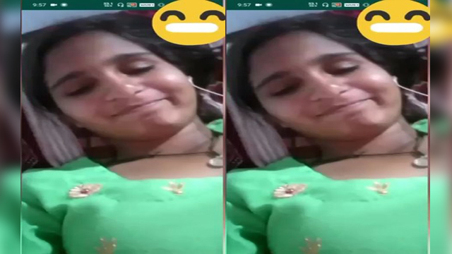 Desi Girl Shows Her Boobs