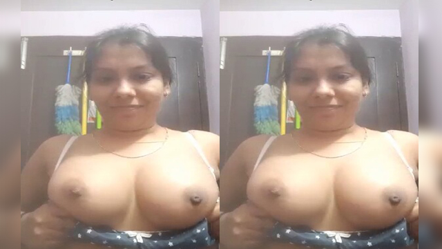 Sexy Desi girl Shows her Boobs and Pussy