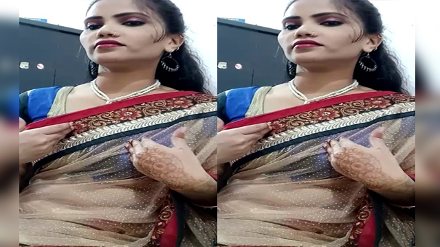 Married Bhabi Showing And Pissing