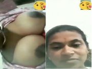Today Exclusive -Desi Bhabhi Shows her Boobs