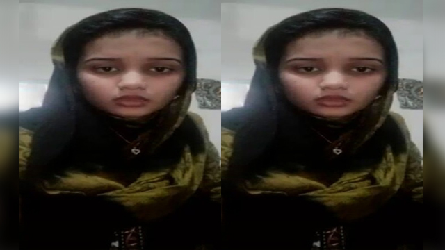 Paki babe showing boobs