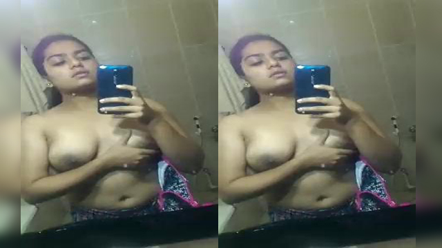 Sexy Desi Girl Shows Her Boobs