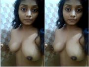 Desi girl Shows her Boobs