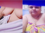 Desi Aunty Shows Her Boobs and Pussy