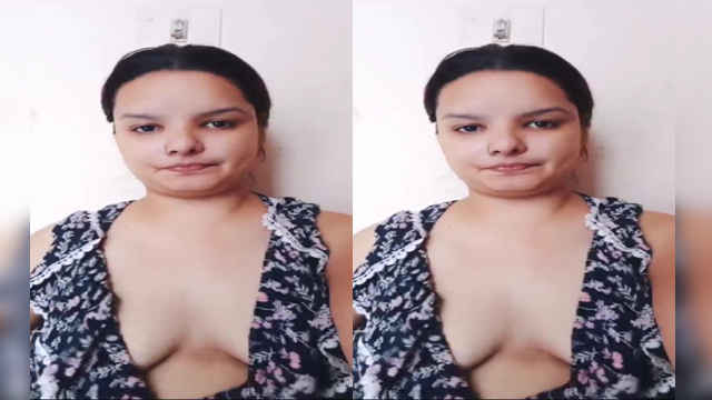 Desi girl showing boobs