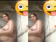 Today Exclusive – Desi Bhabhi Shows her bathing on vc part 1