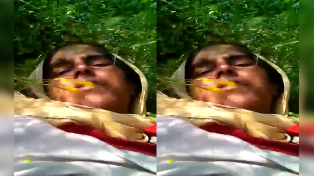 Desi village Bhabhi showing for lover Shaved pink pussy in jungle
