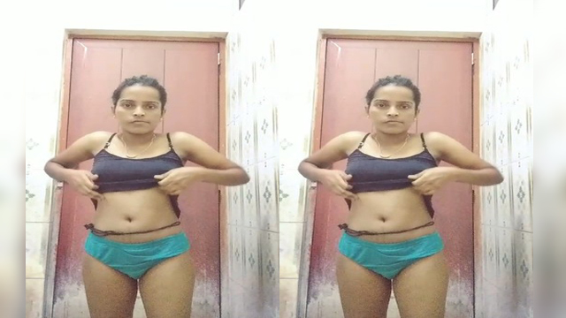 Desi Girl Shows Her Boobs and Pussy