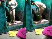 Today Exclusive – Desi Bhabhi bathing Record by Hubby