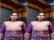 Today Exclusive – Desi Bhabhi Shows her Boobs