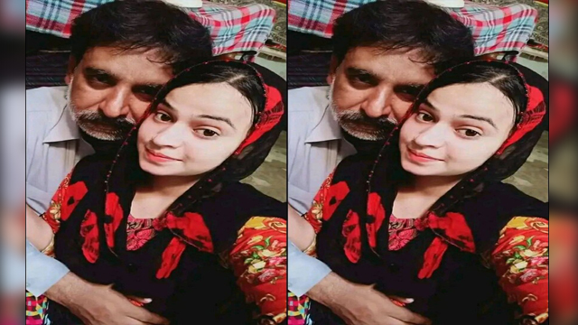 Paki Parlour Girl Showing Boob and Pussy Part5