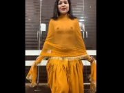 Sexy Girl in Salwar showing her Boobs