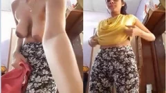Today Exclusive- Cute Desi Girl Shows her Boobs