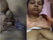 Today Exclusive-Hot Desi girl Shows Her Pussy