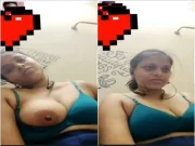 Today Exclusive-Desi Girl Shows her Boobs on VC