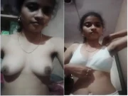 Today Exclusive- Sexy Desi girl Shows Her Boobs