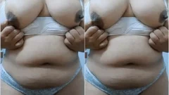 Desi girl Shows Her Big Boobs